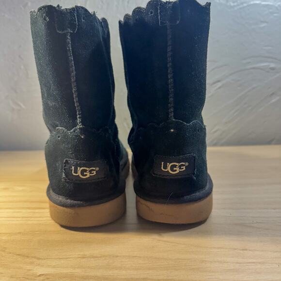 Rare UGG Kids Mini Bailey Bow Scalloped Boot Black Suede Youth Size 3 (1013269K) - Picture 4 of 10